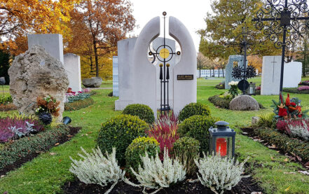 Vaterstetten Friedhof Einzelgrabstein Maas