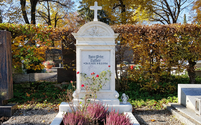 Pfaffenhofen Hauptfriedhof Einzelgrabstein Luther - 1