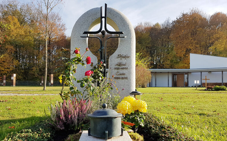 Finsing Friedhof Urnengrabstein Pfeiffer - 1