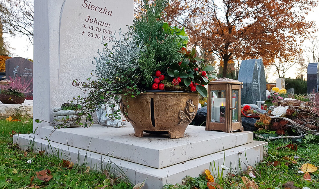 Grabstein mit Einfassung & Abdeckplatte aus Kalkstein - Engelsflügel