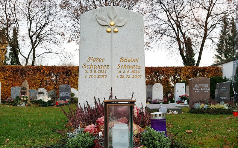 Vaterstetten Friedhof Urnengrabstein Schwarz - 1