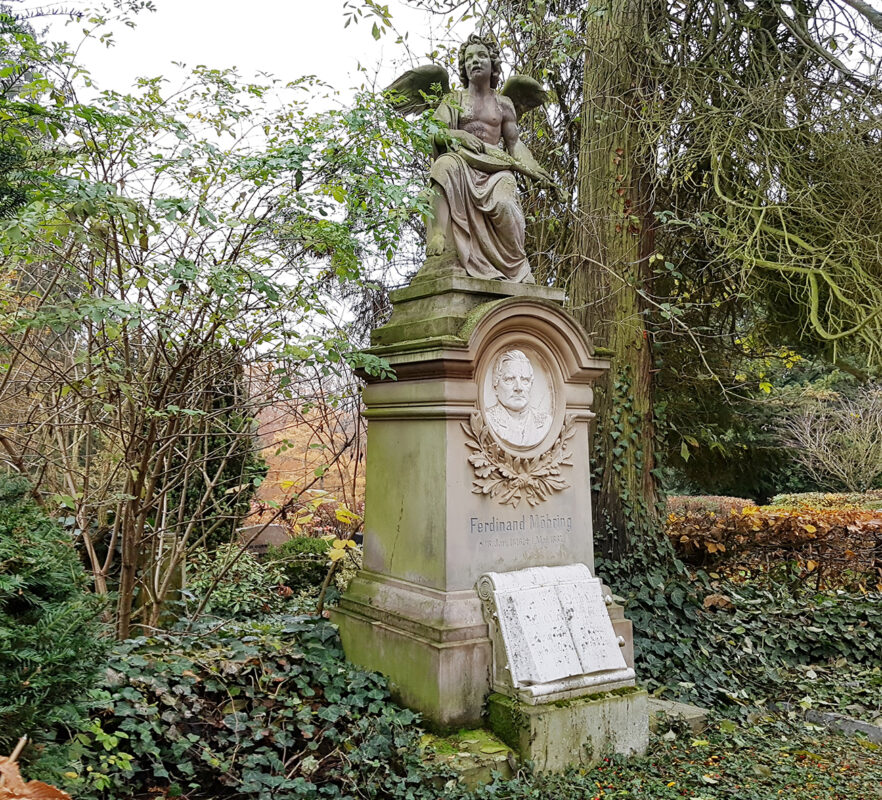Antike Familiengrabstätte mit Sandsteinengel und Marmor-Medaillon