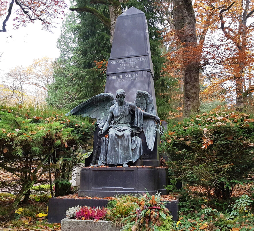 Grabengel aus Bronze vor Granitobelisk 