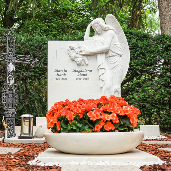 Familiengrabanlage Marmor Grabengel Wiesbaden Südfriedhof Grabgestaltung Mulch