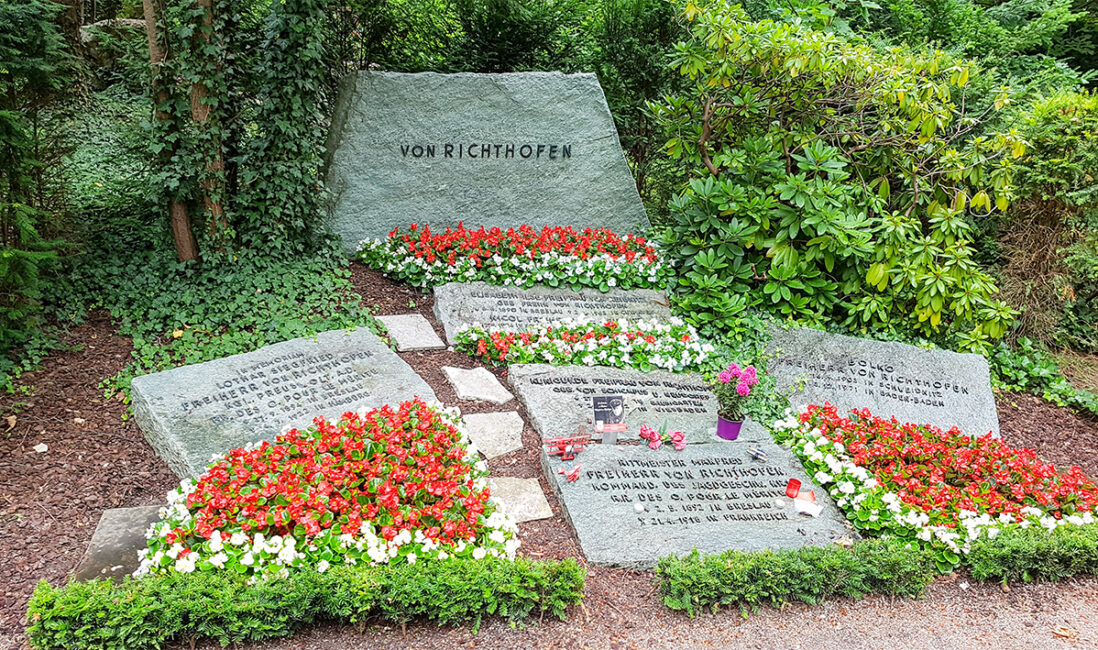 Grab des roten Barons Manfred v. Richthofen / Südfriedhof Wiesbaden Grab des roten Barons Manfred v. Richthofen / Südfriedhof Wiesbaden