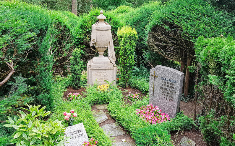 Wiesbaden Südfriedhof historischer Doppelgrabstein Familie Pauly - 2