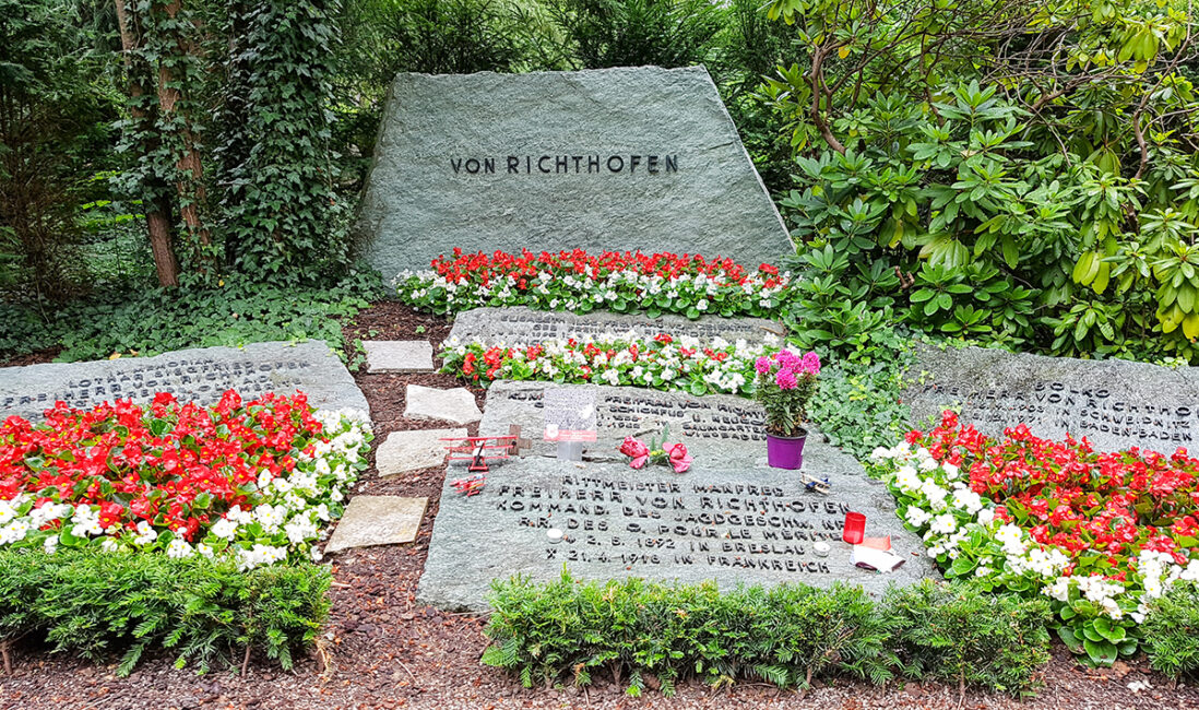 Grab des roten Barons Manfred v. Richthofen / Südfriedhof Wiesbaden Grab des roten Barons Manfred v. Richthofen / Südfriedhof Wiesbaden