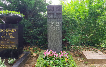 Wiesbaden Südfriedhof Grabstele mit Kreuz  Otto Fuchs