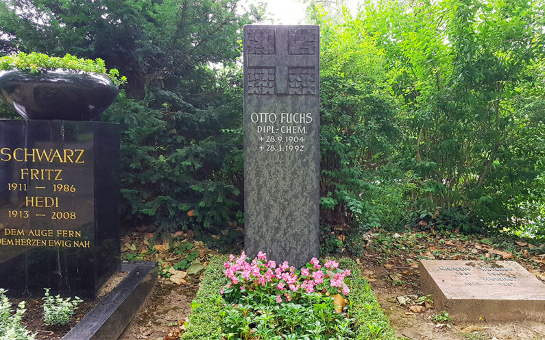 Wiesbaden Südfriedhof Grabstele mit Kreuz  Otto Fuchs - 1