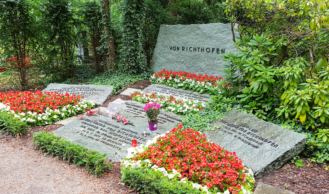 Grab des roten Barons Manfred v. Richthofen / Südfriedhof Wiesbaden Grab des roten Barons Manfred v. Richthofen / Südfriedhof Wiesbaden