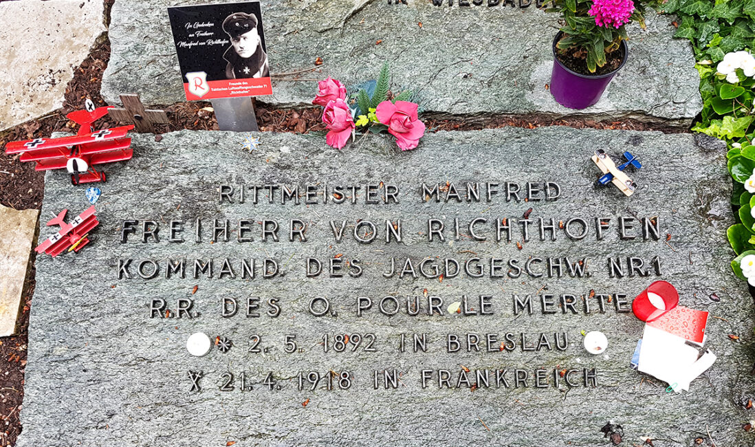 Grab des roten Barons Manfred v. Richthofen / Südfriedhof Wiesbaden Grab des roten Barons Manfred v. Richthofen / Südfriedhof Wiesbaden