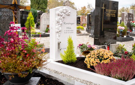 Impressionen vom Friedhof: Klassischer Grabstein mit Rosenornament
