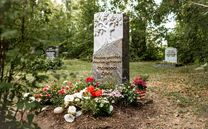 Gera Ostfriedhof Einzelgrabmal Klotz - 0