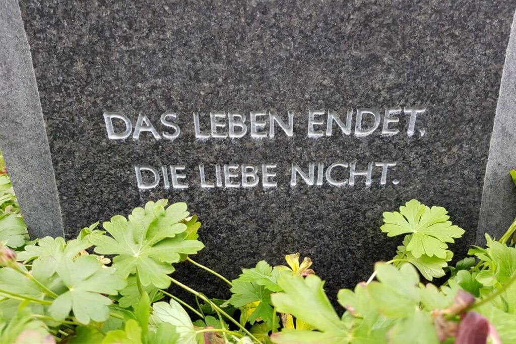 Kurzer Grabsteinspruch "Das Leben endet, die Liebe nicht"