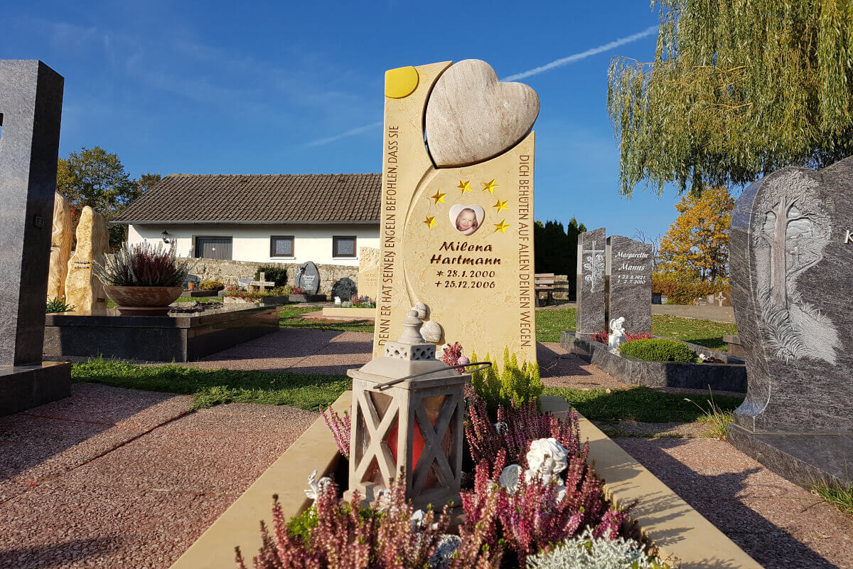 Grabstein mit integriertem Herz und Sternen