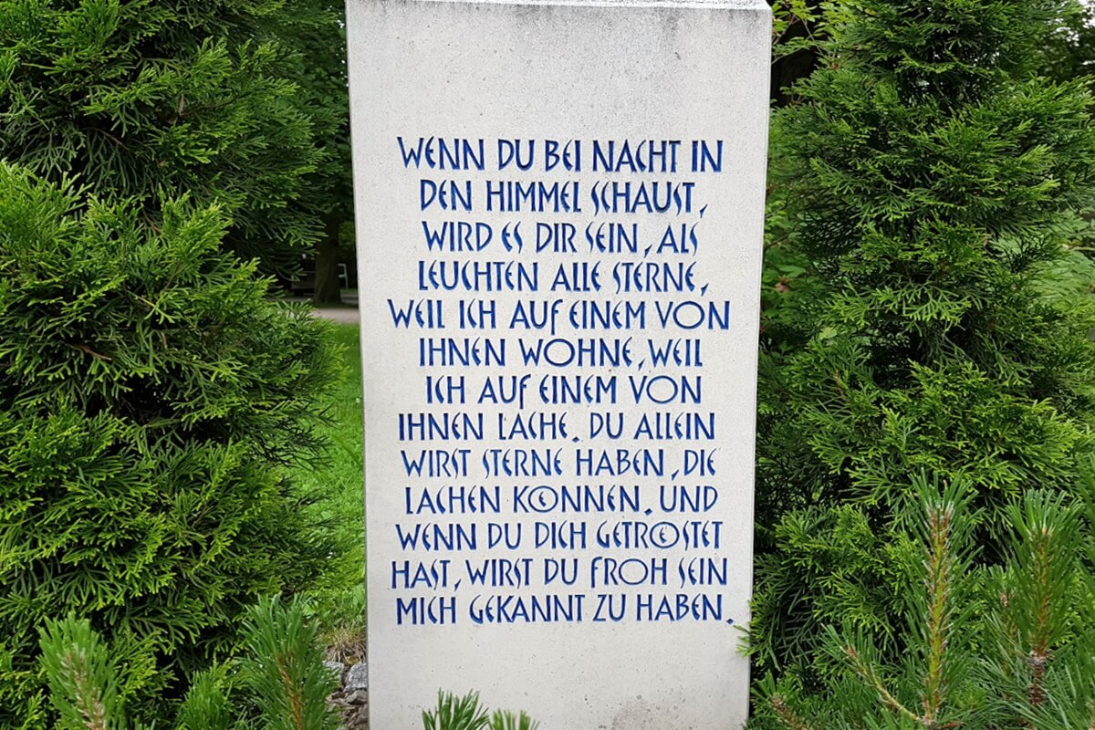 Lange Grabsteininschrift