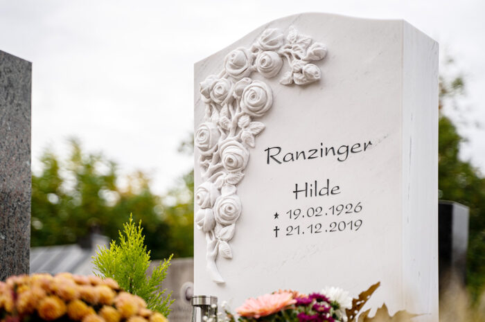 Marmorgrabstein Blumen klassisch gehauen Grabinschrift Steinmetz Rosenheim