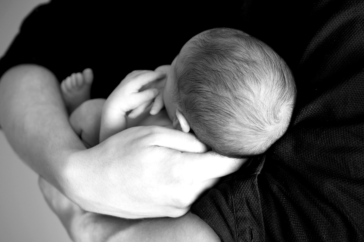 Sternenkind-Fotografie - Vater mit Baby im Arm