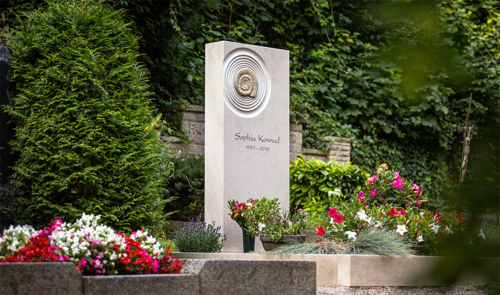 Denkmal Grabstein Familiengrabanlage Kalkstein hell beige Grabplanzen Grabpflege Friedhofsgärtnerei Heidelberg