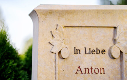 Impressionen vom Friedhof: Doppelgrabstein nach historischer Vorlage aus Kalkstein mit Einfassung