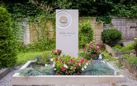 Moderner Familiengrabstein aus Kalkstein mit Ammonit 