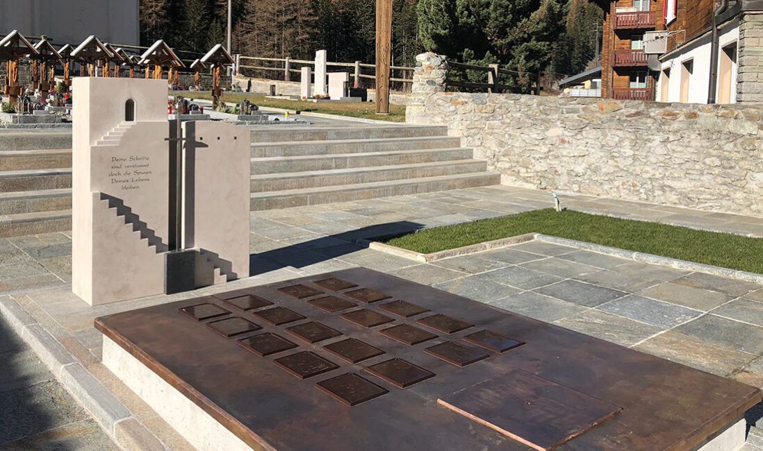 Grabdenkmal aus Kalkstein für ein Gemeinschaftsgrab mit christlichen