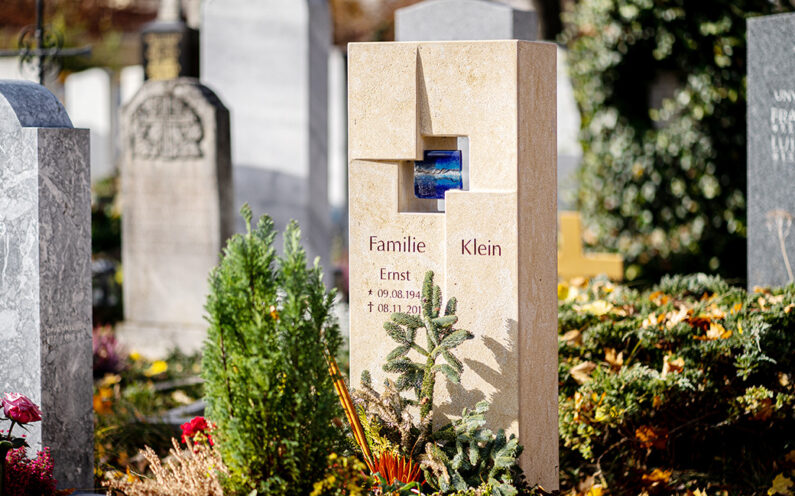 München Nordfriedhof Einzelgrabmal modern mit Kreuz Familie Klein - 0