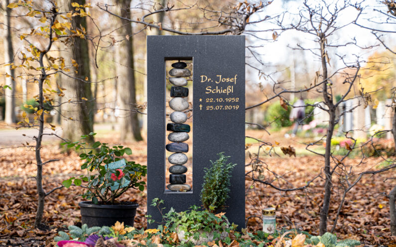 München Nordfriedhof modernes Urnengrab mit Kieselsteinen Familie Schießl - 0