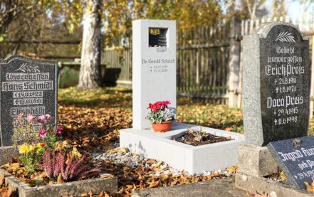 Kromsdorf Urnengrabstein mit Einfassung heller Granit Fam. Schmidt