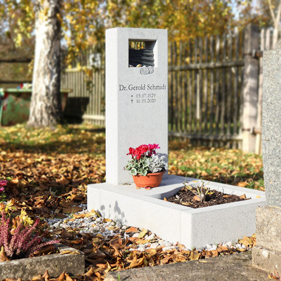 Urnengrab Grabstein Granit hell Grabeinfassung Öffnung Abdeckplatte