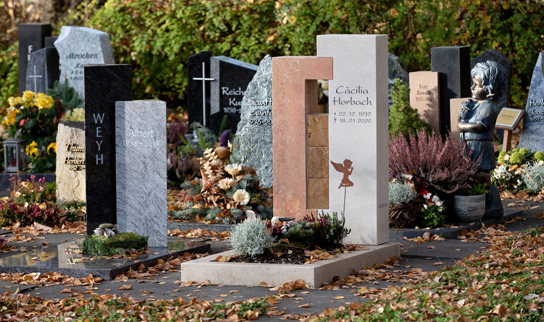 Grabstein roter Travertin, heller Kalkstein & Holzwürfel - Stilvolle