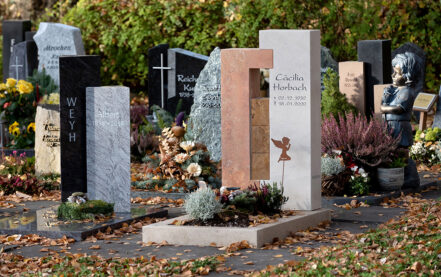 Reutlingen Friedhof Rommelsbach Urnengrabstein mit Holz C. Horbach