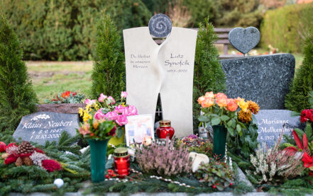 Impressionen vom Friedhof: Moderner Grabstein aus Kalkstein mit Sternenspirale und Kristallen