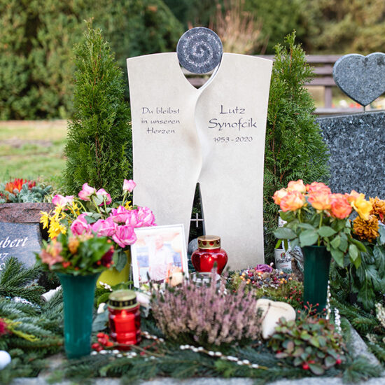 Berlin Friedhof Karow Urnengrabstein mit Strass-Sternen L. Synofcik