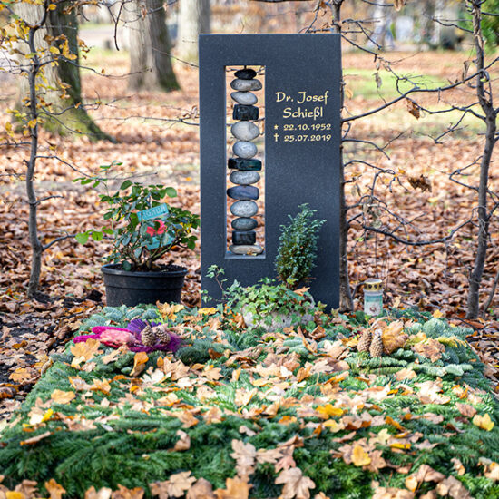 München Nordfriedhof modernes Urnengrab mit Kieselsteinen Familie Schießl