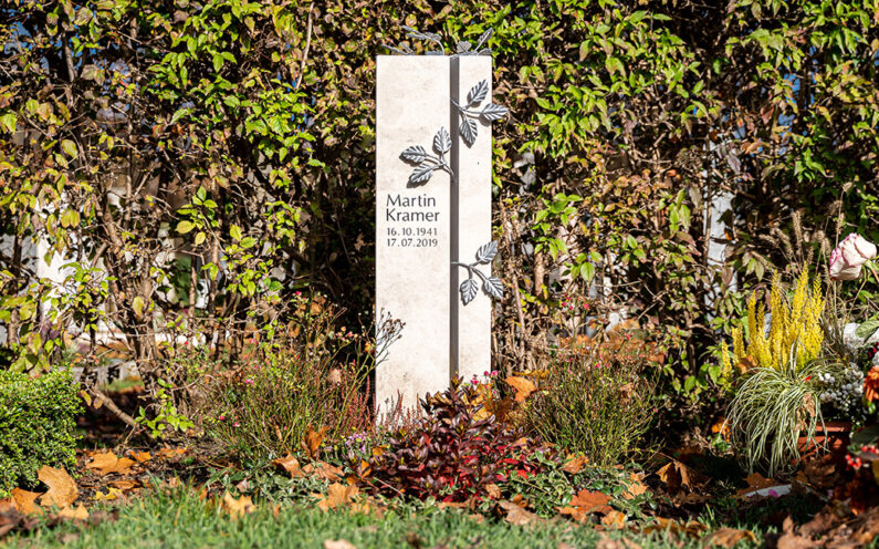 München Nordfriedhof Urnengrabmal Kramer - 0