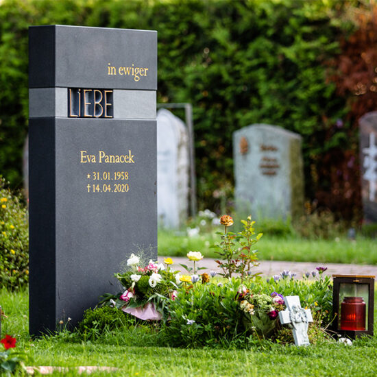Karlstein Friedhof Dettingen moderner Urnengrabstein aus schwarzem Granit Frau Panacek