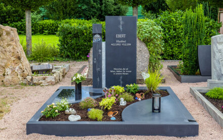 Impressionen vom Friedhof: Doppelgrabstein aus schwarzem Granit mit Glaskugel und Edelstahl