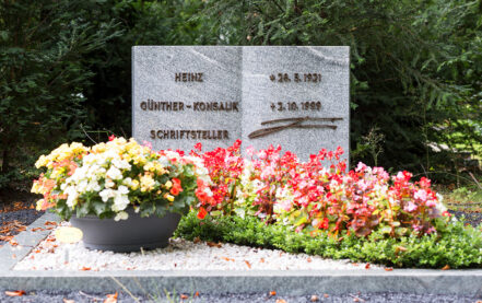 Köln Melaten Friedhof Ehrengrab des verstorbenen Autors Heinz G. Konsalik