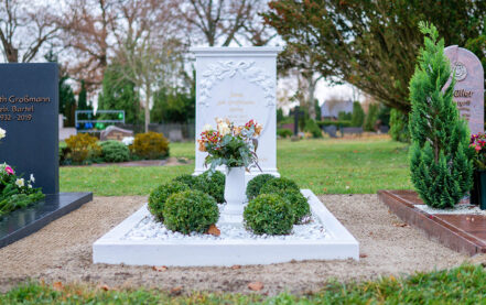 Impressionen vom Friedhof: Klassische Einzelgrabanlage mit Einfassung aus weißem Marmor