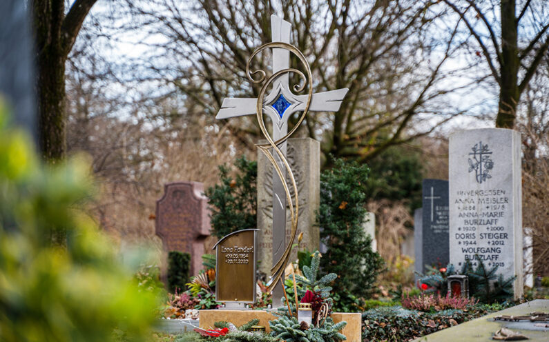 München Westfriedhof EInzelgrab mit Grabkreuz Fanderl - 0