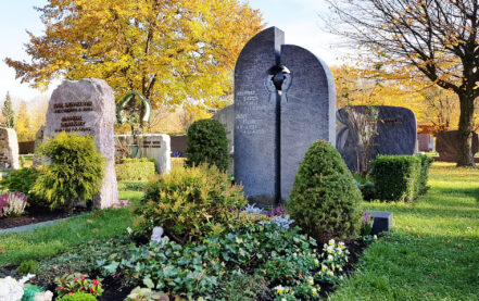 Pfaffenhofen modernes Doppelgrab geteilter Grabstein mit Händen Familie Peters