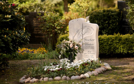 Hamburg Friedhof Moorfleet Einzelgrabstein aus Kalkstein Fam. Fischer