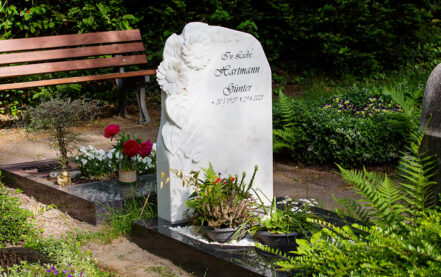 Frankfurt Waldfriedhof Goldstein Urnengrabmal mit Sonnenblumen Hartmann