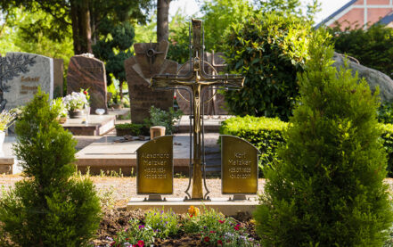 Ludwigshafen Friedhof Maudach Doppelgrab mit Grabkreuz