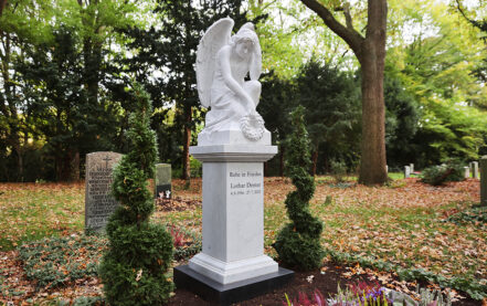 Bremen Friedhof Walle Urnengrab mit Engelstele Verstorbener Denter