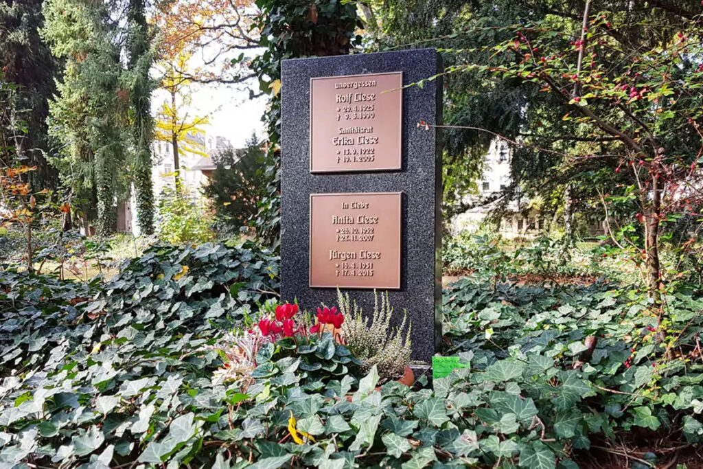 Urnengrabstein aus Granit mit Bronzeplatten für ein Familiengrab