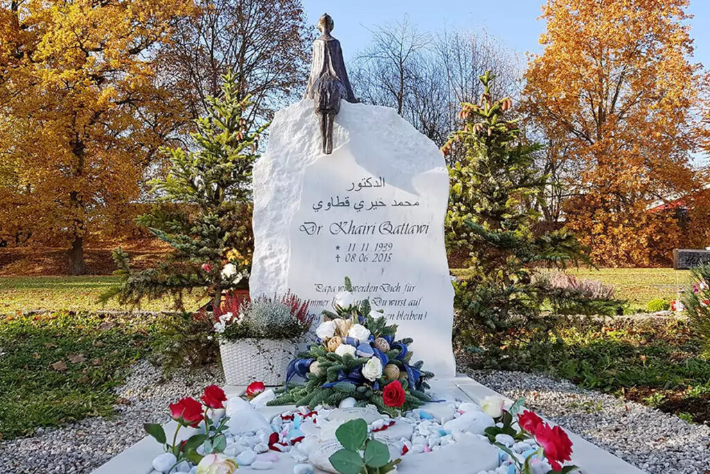 Weißer Einzelgrabstein als Fels mit Einfassung - Marmor & Bronzefigur