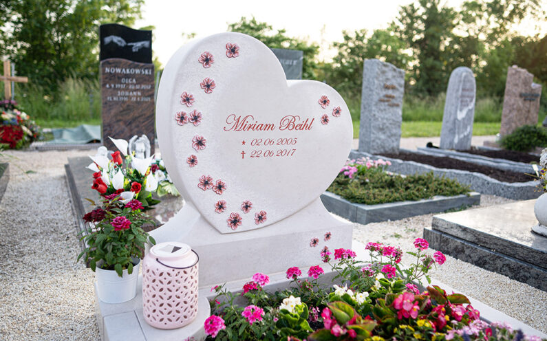 Sersheim Friedhof Einzelgrabmal als Herz mit Einfassung – Biehl