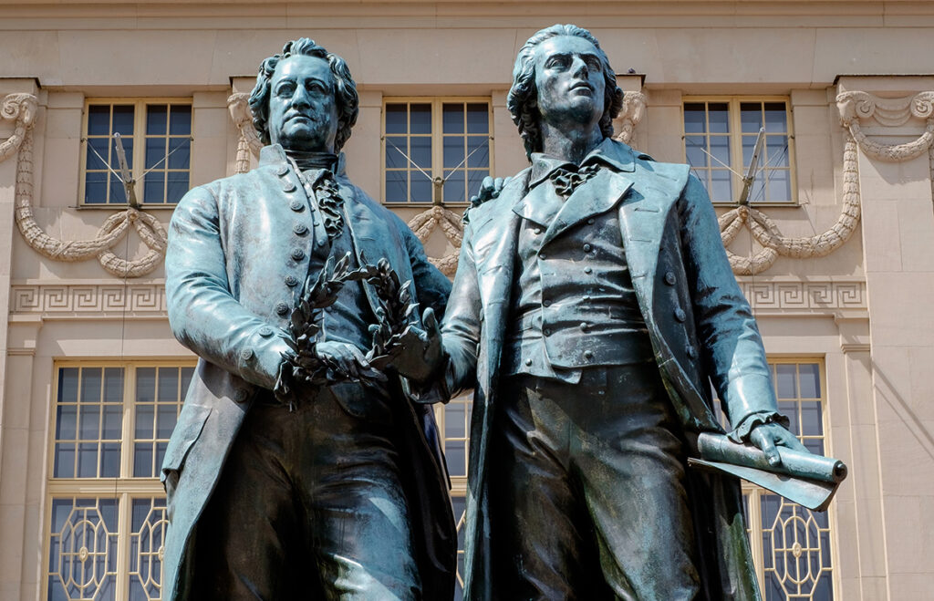 Skulpturen von Goethe und Schiller vor dem Nationaltheater in Weimar